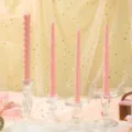 Bougies parfumées longues roses avec des bougeoirs en verre pour décoration de table romantique - Ensemble Mixte de 4 Pièces / Set de 4 pièces / Rose