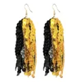 Gros plan détaillé de longues boucles d'oreilles à franges de sequins noirs et dorés. - Style Multicolore Noir et Or (3)