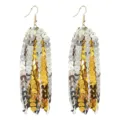 Gros plan de boucles d'oreilles à franges de sequins étincelantes, disques dorés et argentés. - Style Multicolore Or et Argent (1)