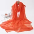 Écharpe en mousseline orange unie pour femme, long châle léger pour plage et soirée. - Foulard en soie orange