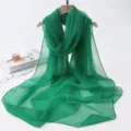Écharpe en mousseline verte unie pour femme, long châle léger effet soie idéal pour plage. - Écharpe en soie vert herbe