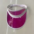 Transparenter PVC Sonnenschutz Hut für Damen, rosa Krempe mit weißer Kante und Gummizug. - M (56-58cm) / Fuchsia