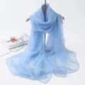 Longue écharpe en mousseline bleu clair pour femme, élégant châle uni transparent d'été. - Foulard en satin bleu clair