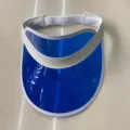 Transparenter PVC Sonnenblendenhut in Blau mit weißem Rand und elastischem Rückengurt für Damen. - M (56-58cm) / Saphirblau