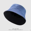 Nahaufnahme des stilvollen blauen und schwarzen Wendehutes für alle vier Jahreszeiten. - M (56-58cm) / Beidseitig Schwarz und Blau