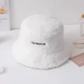 Weißer Lammfell Fischerhut für Damen, kuscheliger Plüsch Winter Becherhut mit schicken Stickereien. - M (56-58cm) / Weiß