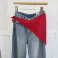 Rotes gehäkeltes Dreieckstuch, hohler Strickschal für Damen, modisches Hüfttuch Detail. - Rote durchbrochene Strick-Kopftücher & -Shawls