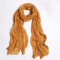 Gelbes geknittertes Voile-Damenhalstuch, leichten einfarbigen Schal und modisches Accessoire. - Kurkuma