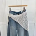 Weißes Häkel-Dreiecktuch im Detail, hohles Strick-Schal-Tuch mit Fransen und Perlen. - Weiße durchbrochene gestrickte Kopftücher und Schals