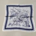 Blaues und weisses bedrucktes quadratisches Seidentuch elegantes Damenhalseshalstuch - Kleiner Seidenquadratschal Wald-Marineblau