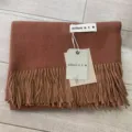 Écharpe d'hiver unie effet cachemire avec franges, accessoire chaud élégant marron pour femmes. - Écharpe rouge brique et châle