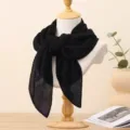 Damen einfarbig plissiertes quadratisches Tuch schwarzer modischer Schal elegant Kopftuch - Schwarz