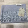 Écharpe d'hiver unie gris effet cachemire avec franges et étiquette, style douillet. - Écharpe et châle gris moyen