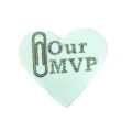 Hartvormige broche speld met paperclip grafisch en glinsterende tekst our MVP cadeautje. - Iriserende Paperclip