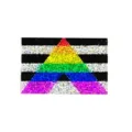 Gros plan detail de la broche insigne triangulaire pailletee arc-en-ciel coloree. - Style 16