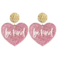 Boucles d'oreilles cœur pailleté rose gros plan avec disque doré et inscription be kind. - Style Cœur Be Kind Rose (25101301)