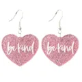 Gros plan détaillé de boucles d'oreilles pendantes cœur pailleté rose avec texte be kind. - Style Crochet Cœur Be Kind Rose (25101301)