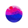 Vue détaillée du badge paysage pailleté représentant des montagnes et un soleil coloré. - Style 18