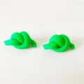 Nahaufnahme von hellgrünen Polymer-Ton Knoten Ohrringen, minimalistisches handgemachtes Design. - Grüner 3D-Knoten Stil / Hellgrün