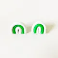 Grüne und weiße Fimo Bogen Ohrringe Detailaufnahme, minimalistischer handgemachter Ohrstecker. - Grün und Weiß