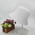 Weißer Baumwoll-Fischerhut Detail, klassisches schlichtes Design für Sonnenschutz und Outdoor. - Einheitsgröße / Weiß