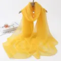 Écharpe en mousseline jaune pour femme, foulard long léger et uni pour plage et mode élégante. - Foulards en satin jaune vif