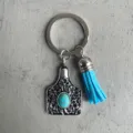 Gedetailleerd overzicht van westerse cowboy stijl sleutelhanger met turkoois hanger en blauwe kwast. - Blauwe Kwast Stijl / Blauw