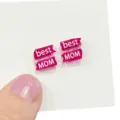 Primo piano di orecchini a lobo lucidi rosa glitter best mom, dettagli di gioielli delicati. - Stile best MOM
