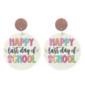 Holz Ohrringe Detailaufnahme mit Schulthema bunte Typografie Design Abschlussgeschenk. - Rund Holzmaserung Blitz-Stil (HAPPY last day of SCHOOL)