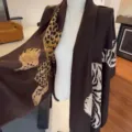 Leopardenmuster Schal Retro Stil Damen Old Money Luxus Winter Mode warmer eleganter Kragen - Schal und Stola in Schwarz mit zwei Leoparden