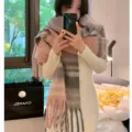 Douce écharpe d'hiver à carreaux avec glands imitation cachemire, foulard chaud pour femme. - Écharpe épaisse à grands carreaux rose et gris