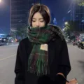 Écharpe à carreau tendance pour femme en hiver, design à franges douillet, accessoire d'automne. - Écharpes et châles à carreaux verts style tweed