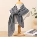 Sciarpa quadrata plissettata grigia da donna, elegante accessorio moda per il collo. - Grigio scuro
