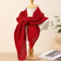 Elegante sciarpa quadrata plissettata rossa da donna, copricapo alla moda e accessorio foulard. - Rosso ciliegia