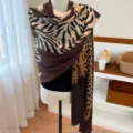 Vintage Leopardenmuster Schal Variante, stilvoller Herbst Winter Damenschal, eleganter Halstuch. - Schal und Stola in Kaffeebraun mit zwei Leoparden