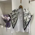 Vista dettagliata di una sciarpa triangolare vintage con stampa floreale e camicia. - Foulard a triangolo bianco a fiori a inchiostro