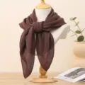 Sciarpa quadrata plissettata in tinta unita da donna, elegante hijab marrone scuro. - Caffè
