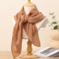 Foulard quadrato plissé unito da donna, elegante sciarpa cammello per uno stile chic quotidiano. - Cammello
