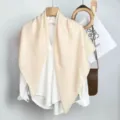 Sciarpa quadrata plissettata beige tinta unita da donna, elegante stile lino finto. - Beige