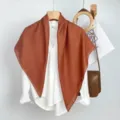 Variante sciarpa quadrata tinta unita plissettata lino, elegante foulard marrone donna. - Colore caramello