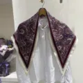Grande sciarpa triangolare con stampa cachemire vintage drappeggiata su camicia. - Sciarpine triangolari grandi rosso vino con motivo paisley