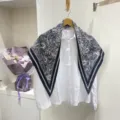 Sciarpa quadrata con stampa cachemire vintage abbinata a una classica camicia bianca. - Sciarpa a triangolo blu notte con grande motivo paisley
