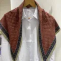 Sciarpa triangolare vintage da donna, elegante bordo cachemire, accessorio moda versatile. - Sciarpa a triangolo con bordo in pizzo e pois rossi