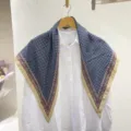 Foulard triangolare in seta retrò con motivo cachemire, elegante accessorio per camicia. - Sciarpa a triangolo con bordo in pizzo e pois blu