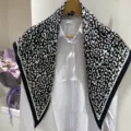 Sciarpa con stampa leopardata bianco e nero drappeggiata su camicia bianca accessorio. - Fascia a Triangolo Leopardata Nera