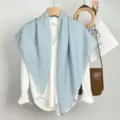 Sciarpa quadrata plissettata di colore unito azzurro chiaro da donna, accessorio elegante. - Azzurro