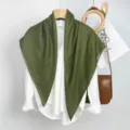 Foulard quadrato verde oliva tinta unita, elegante sciarpa da donna misura 90x90cm. - Verde militare