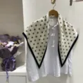 Grande foulard triangolare a pois retrò da donna, classico design in bianco e nero per camicia. - Bandana triangolare bianca a pois