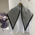 Grande sciarpa triangolare geometrica in bianco e nero elegante accessorio per camicia - Sciarpa a triangolo a quadri con bordo nero
