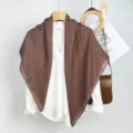 Foulard quadrato plissé in finto lino tinta unita da donna, sciarpa moda 90x90cm. - Caffè